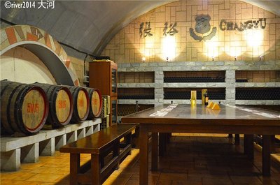 最為震撼的是地下酒窖的參觀,沿著螺旋形的臺階一直走到地下,各種陳設都十分古老,成千上萬只橡木桶.