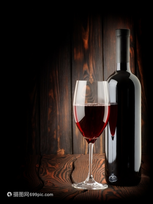 紅葡萄酒木背景的紅酒杯