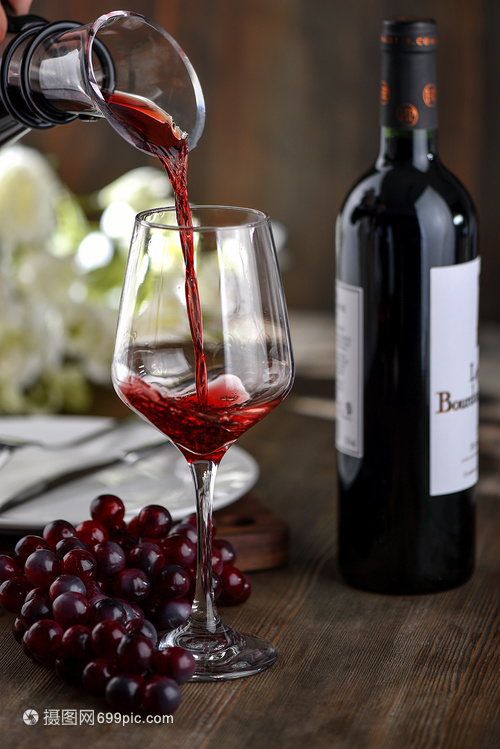 高腳杯與葡萄酒 品味生活的藝術(shù)